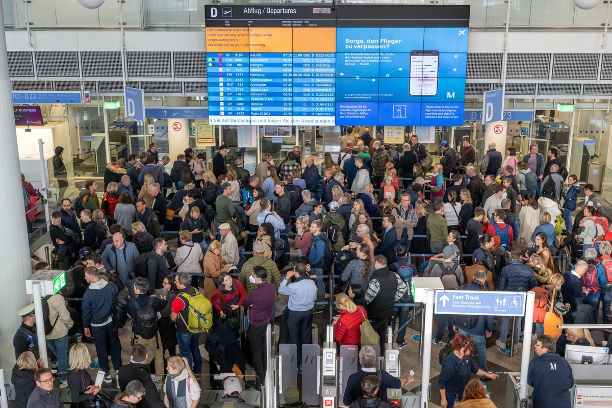 ARCHIV - 10.03.2023, Bayern, München-Flughafen: Passagiere stehen in der Abflughalle in Schlangen an, um zur Sicherheitskontrolle zu gelangen. (zu dpa: «Klagen gegen Airlines: Tausende Verfahren in Ba ...