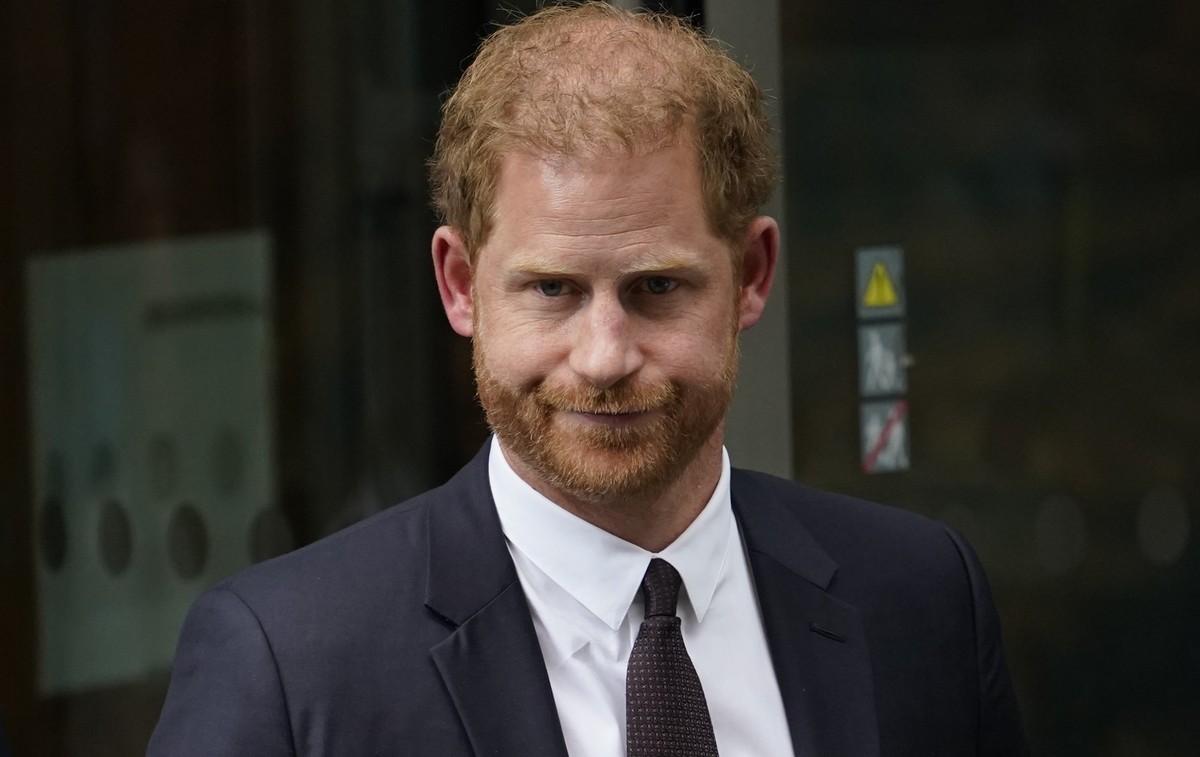 ARCHIV - 06.06.2023, Großbritannien, London: Prinz Harry verlässt den High Court in London, nachdem er ausgesagt hat. (zu dpa: «Prinz Harry: Klagen gegen Presse vertieften Kluft mit Royals») Foto: Alb ...
