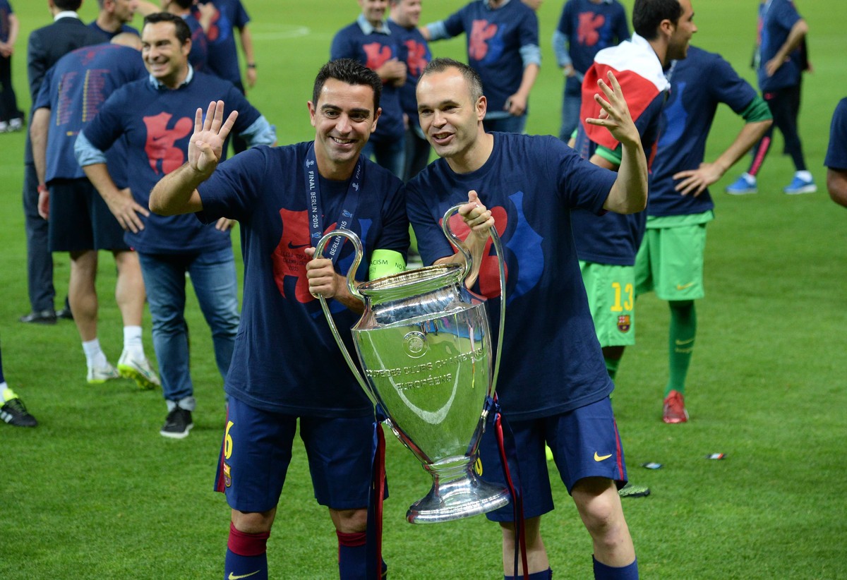 IPP20150607 Football - soccer: UEFA Champions League, Final 2015, Juventus Turin - FC Barcelona Barca Xavi durante i festeggiamenti solleva la Coppa insieme a Andres Iniesta (Hinweis: Verwendung nur i ...