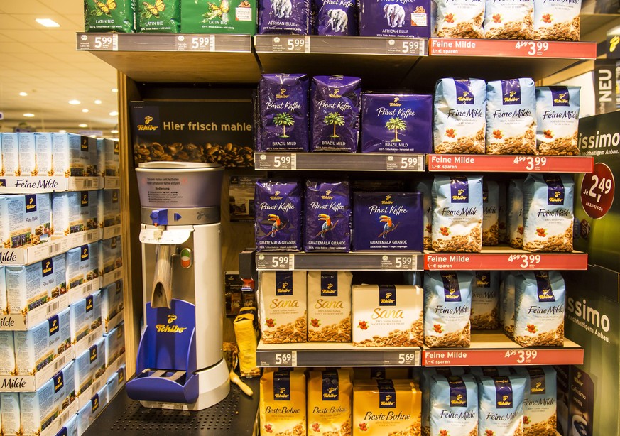 Supermarkt, Regal mit verschiedenen Produkten, Tchibo Kaffee Produkte,

Supermarket Shelf with different Products Tchibo Coffee Products