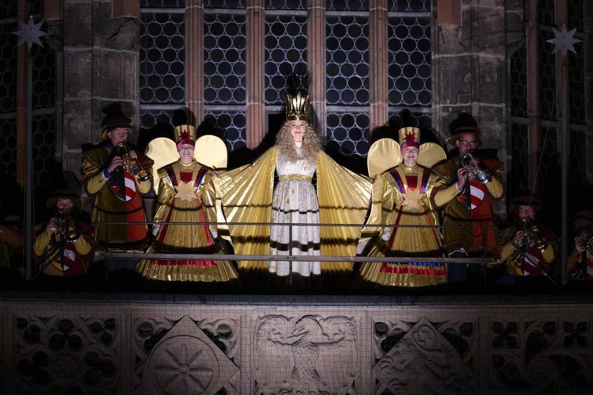 Bei der Bescherung sieht man das Christkind eigentlich nicht, doch in Nürnberg wird es jedes Jahr prämiert.