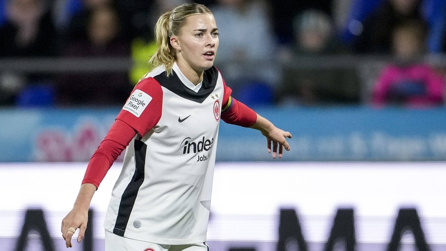 Laura Freigang SGE, 10, gibt Anweisungen, gestikuliert, mit den Armen gestikulieren, Einzelbild, Einzelfoto, Aktion, Action, 16.11.2024, Sinsheim Hoffenheim Deutschland, Fussball, Google Pixel Frauen- ...