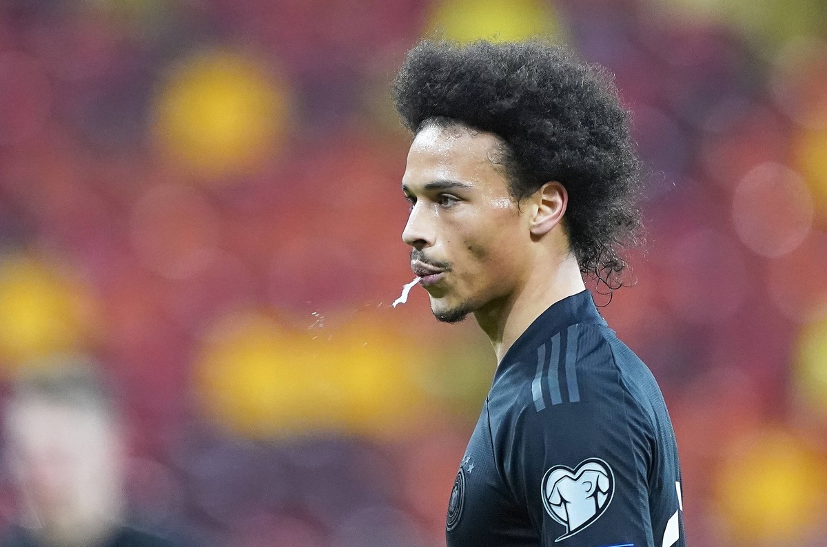 Leroy SANE, DFB 19 spitting, spucken, spuckt, hering in the match ROMANIA - GERMANY 0-1 Rum