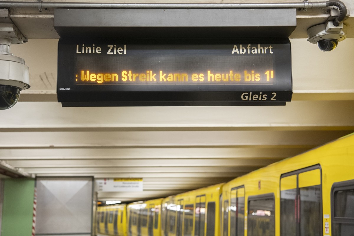 ARCHIV - 26.02.2024, Berlin: Auf der Info-Tafel gibts Hinweise zum Warnstreik der Berliner Verkehrsbetrieben (BVG). Die Gewerkschaften NahVG, gkl und dbb Beamtenbund haben f�r Montag zu einem Warnstre ...