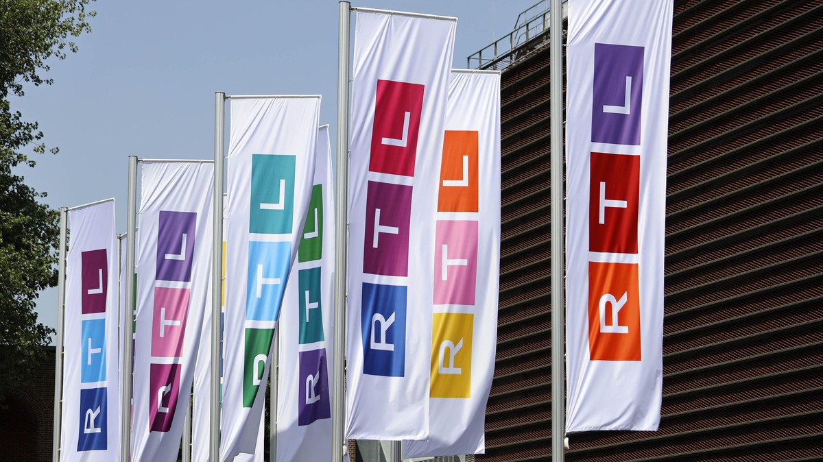 Flaggen der Mediengruppe RTL am Standort des Senders in Köln Deutz am Picassoplatz. Die Mediengruppe RTL heißt inzwischen RTL Deutschland und hat sich 2021 ein neues Corporate Design mit neuem RTL-Log ...