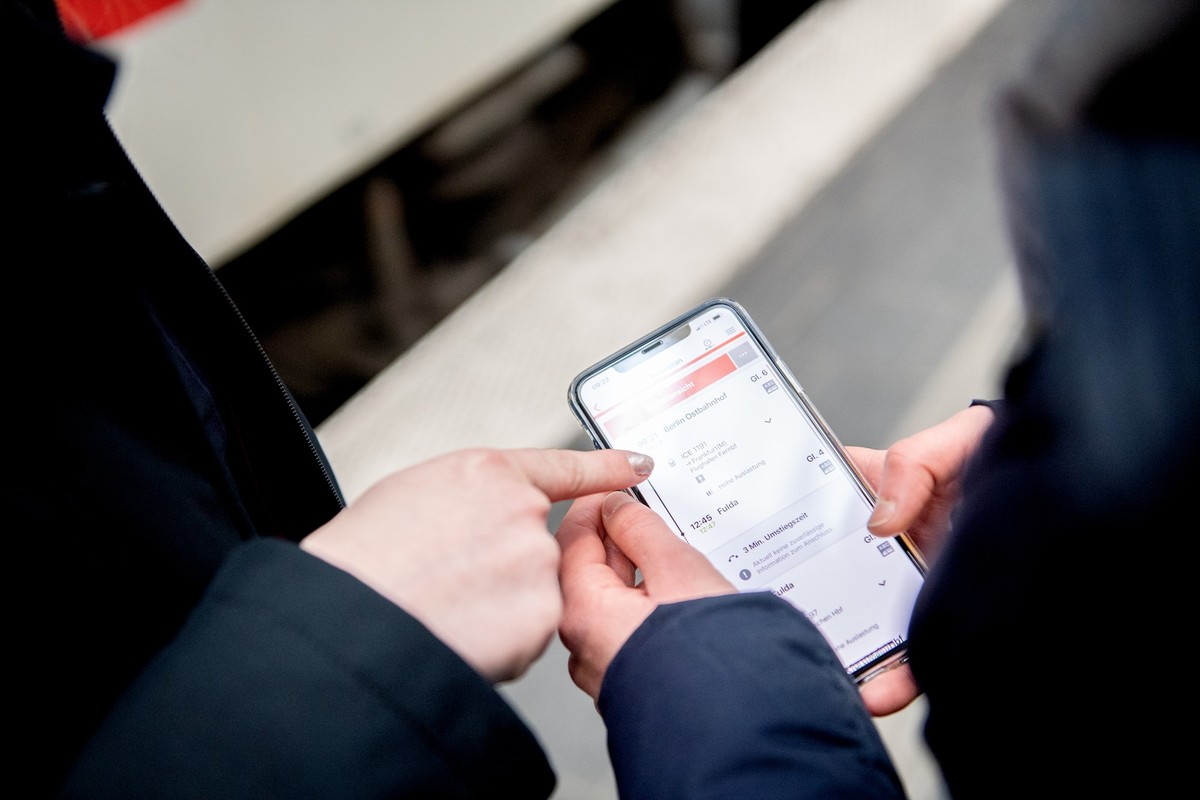 ARCHIV - Seit einigen Tagen ist eine neue Version der Bahn-App DB-Navigator verf�gbar, die einfacher und intuitiver zu nutzen sein soll. Foto: Zacharie Scheurer/dpa-tmn - Honorarfrei nur f�r Bezieher  ...