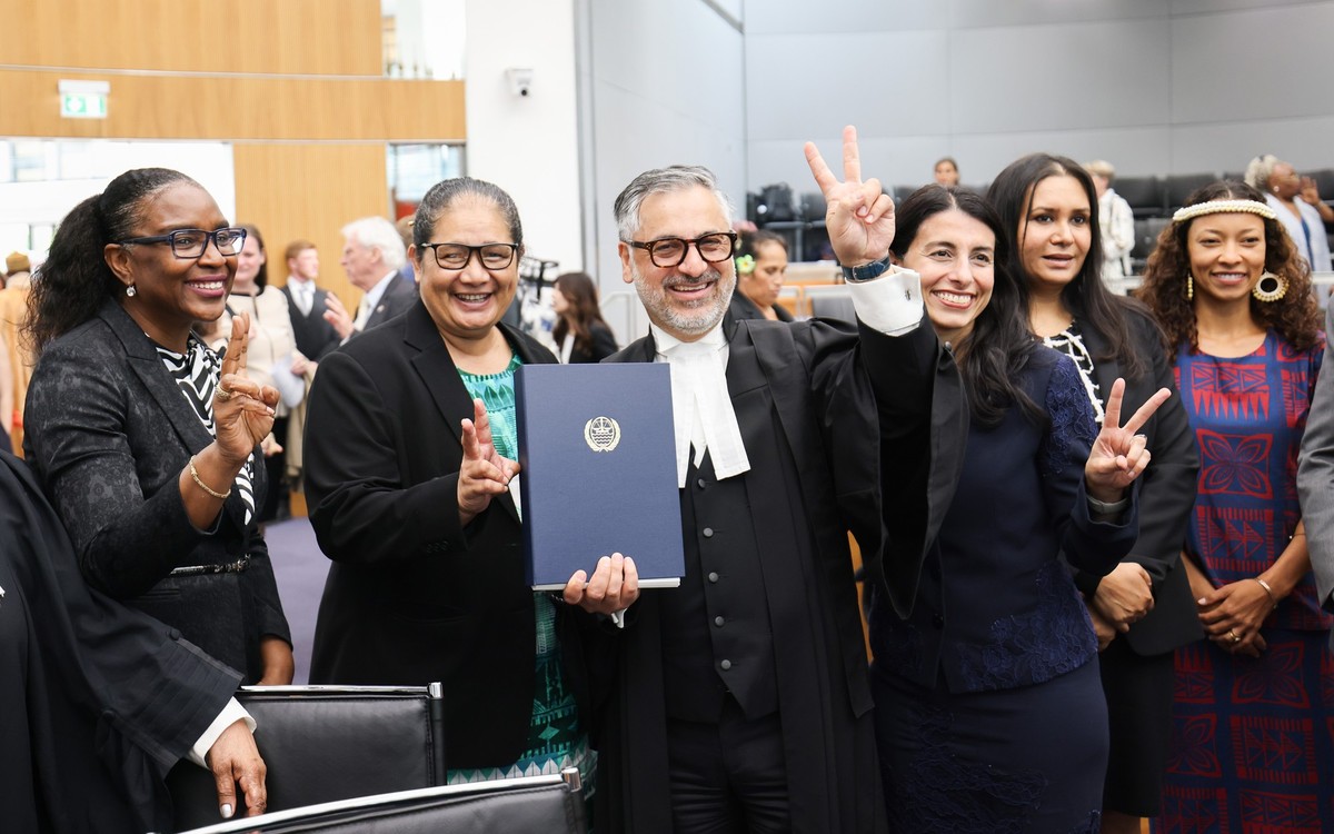 21.05.2024, Hamburg: Payam Akhavan (M), Anwalt aus dem Iran und Vorsitzender der Kommission der kleinen Inselstaaten f