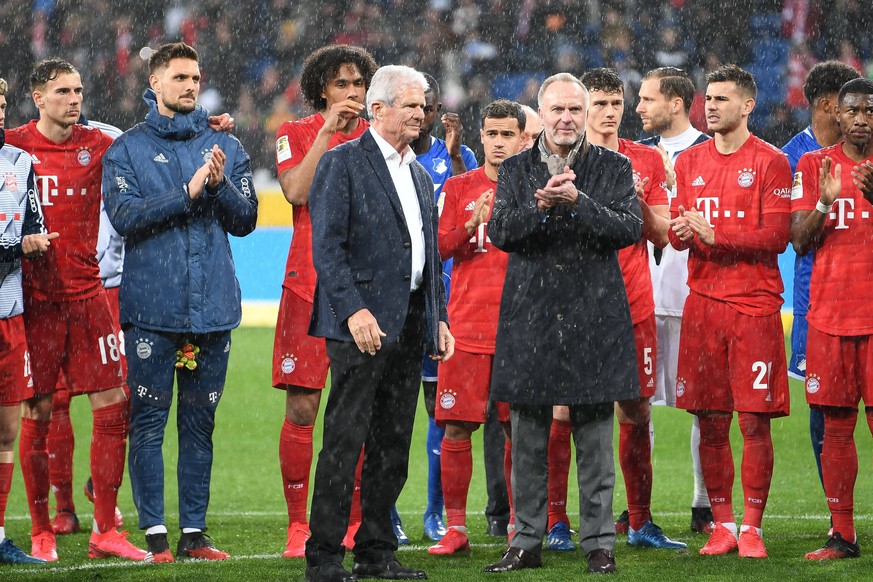 Hoffenheims Mäzen Dietmar Hopp (vorn links) mit Karl-Heinz Rummenigge (rechts daneben) nach dem Spiel mit den versammelten Spielern beider Mannschaften.
