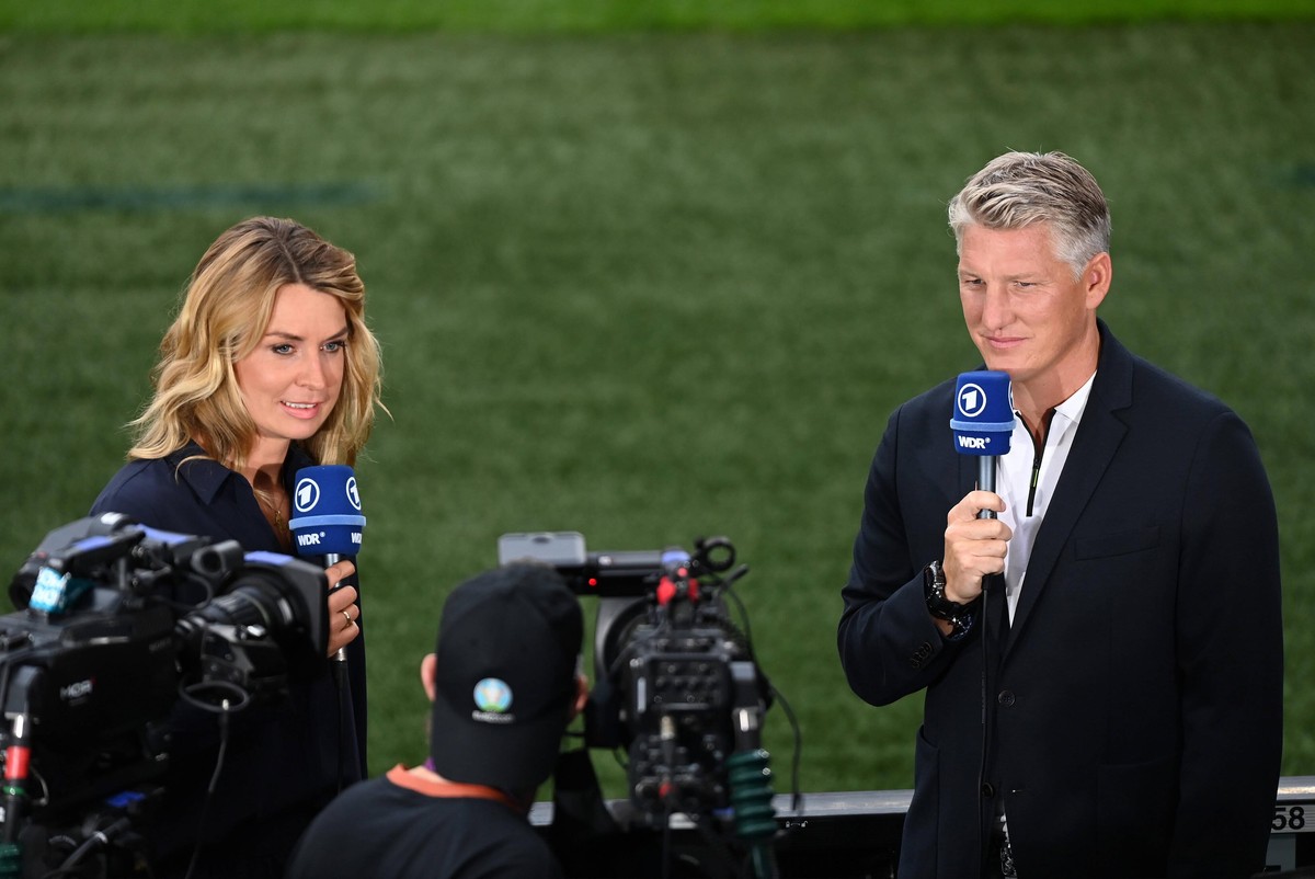 FUSSBALL Euro 2021 Achtelfinale Spiel 44 in London England - Deutschland 29.06.2021 ARD-Moderatorin Jessy Wellmer und Bastian Schweinsteiger *** FOOTBALL Euro 2021 Round of 16 match 44 in London Engla ...