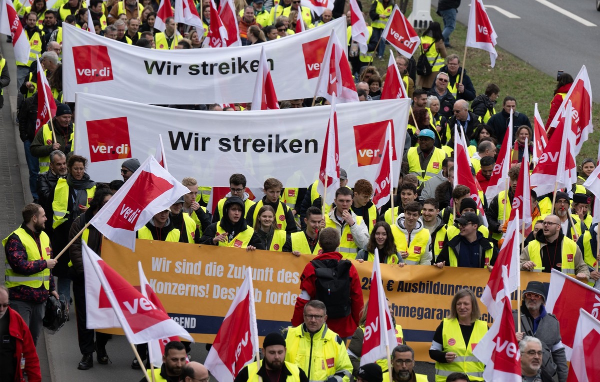 20.02.2024, Hessen, Frankfurt/Main: In einem Protestzug ziehen Warnstreik-Teilnehmer in Richtung Terminal 1 des Flughafens. Die Gewerkschaft Verdi hat das Lufthansa-Bodenpersonal erneut zu einem Warns ...