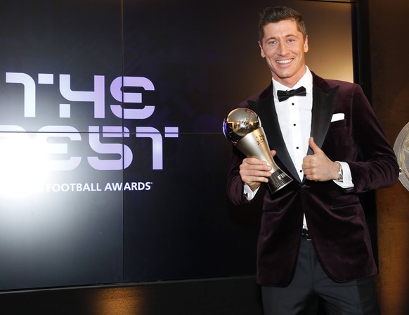 Sport Bilder des Tages FC Bayern Muenchen Players And Staff Watch FIFA The BEST Awards MUNICH, GERMANY - DECEMBER 17: Robert Lewandowski of FC Bayern Muenchen poses after winning the FIFA Men s Player ...