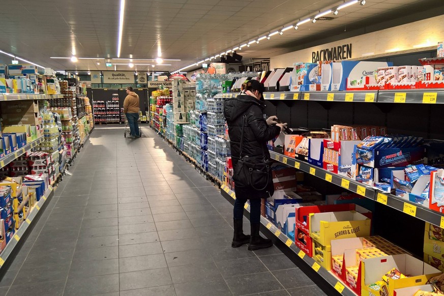 Aldi Sued, Lebensmittel Discounter - Supermarkt, Regal mit Suessigkeiten *** Aldi Sued, food discount supermarket, shelf with sweets