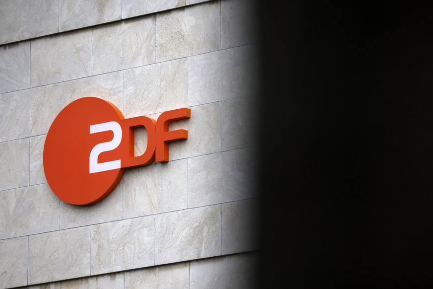 Das Logo des TV-Sender ZDF am Landesstudio Düsseldorf. Themenbild, Symbolbild Düsseldorf, 20.12.2022 NRW Deutschland *** The logo of the TV station ZDF at the regional studio Düsseldorf theme image, s ...