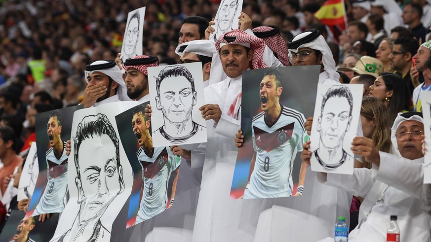 Les affiches d’Özil sèment la confusion dans le match de l’Allemagne contre l’Espagne