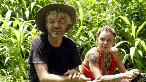 Anstatt sich über die gemeinsam erkämpften Sterne zu freuen, geraten Sam Dylan und Edith Stehfest auf dem Weg zurück ins Camp aneinander.

+++ Die Verwendung des sendungsbezogenen Materials ist nur mi ...