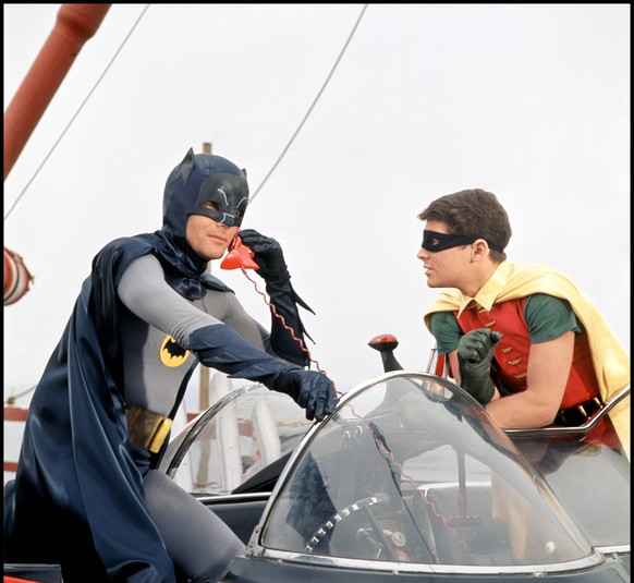 Twentieth Century-Fox - William Dozier Productions - Greenlawn Productions / DR BATMAN (BATMAN) de Leslie H. Martinson 1966 USA avec Adam West et Burt Ward super heros, Robin, masque, cape, homme chau ...