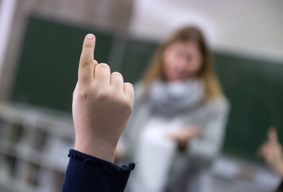 ARCHIV - 17.01.2023, Baden-Württemberg, Stuttgart: Eine Schülerin einer vierten Klasse der Liebenauschule nimmt am Unterricht teil. Lehramtsstudierende sollten aus Sicht einer Forscherin schon früh im ...