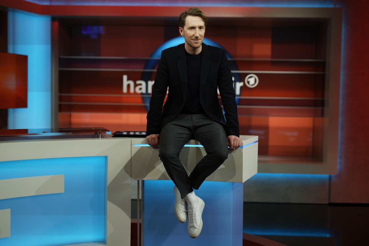 09.01.2023, Berlin: Louis Klamroth, neuer Moderator der ARD-Polit-Sendung "Hart aber fair", nach der Sendung im Studio Berlin. Louis Klamroth ist der Nachfolger von F. Plasberg. Plasberg war ...