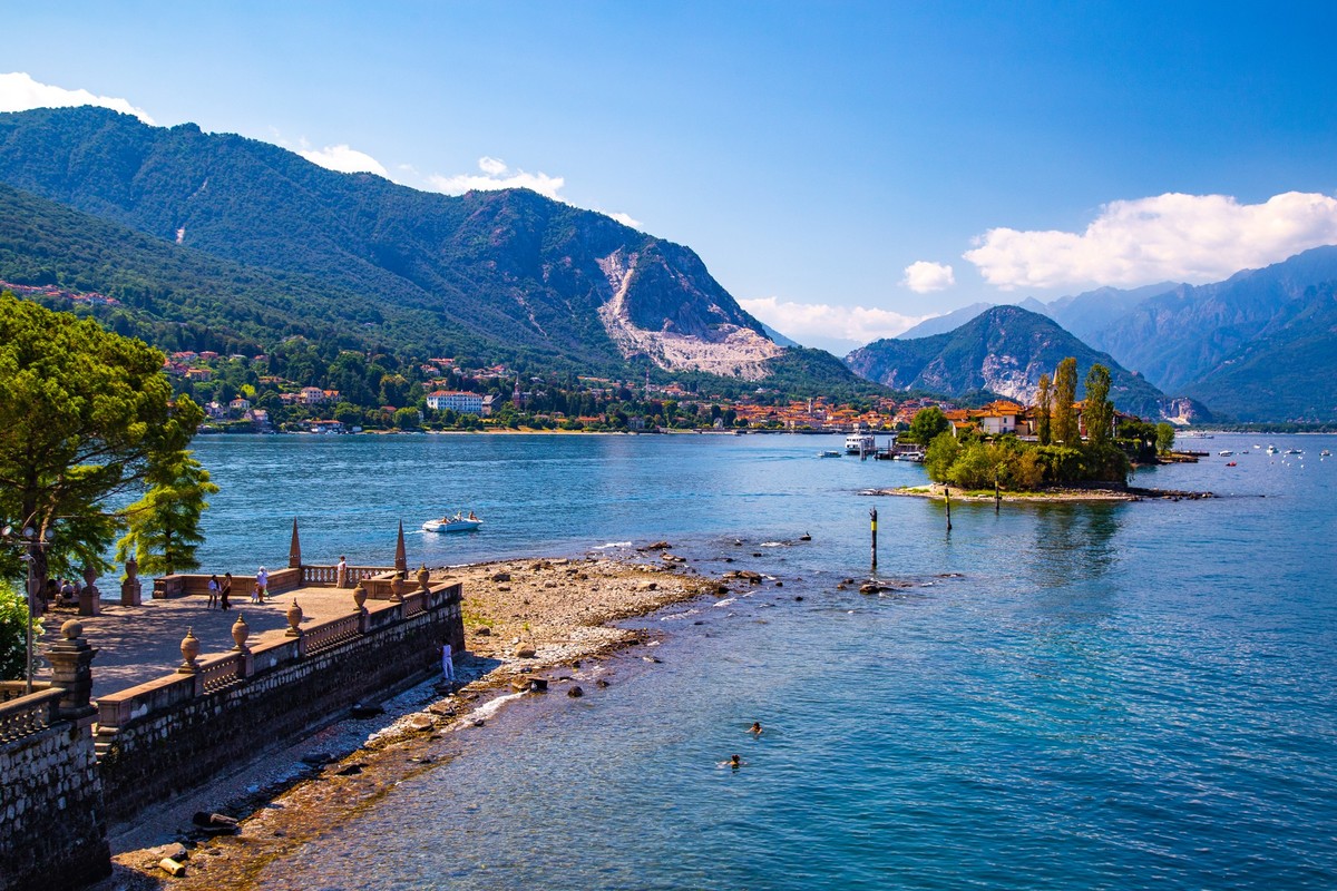 Aerial view of Isola Bella, in Isole Borromee archipelago in Lake Maggiore, Italy, Europe xkwx Isola Bella, isola, maggiore, bella, aerial, isole, borromee, lake maggiore, lake, villa, borromean, Ital ...