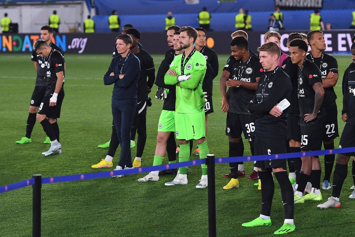 Die Frankfurter Spieler beobachten nach dem Uefa Siegercup die Siegerehrung von Real Madrid.