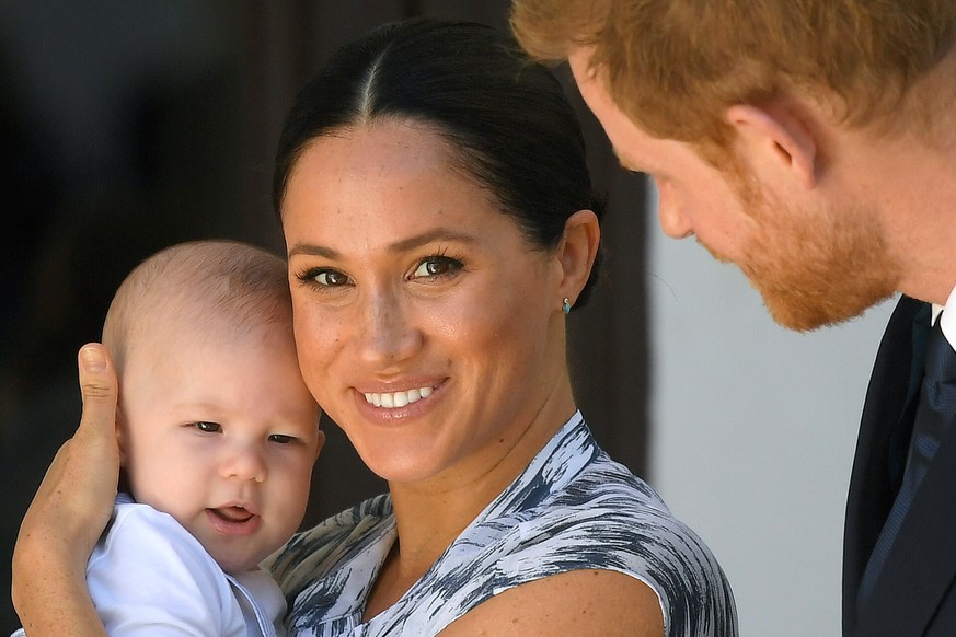 Entertainment Bilder des Tages Britain s Prince Harry and Meghan visit South Africa Britain s Prince Harry and his wife Meghan, Duchess of Sussex, holding their son Archie, meet Archbishop Desmond Tut ...