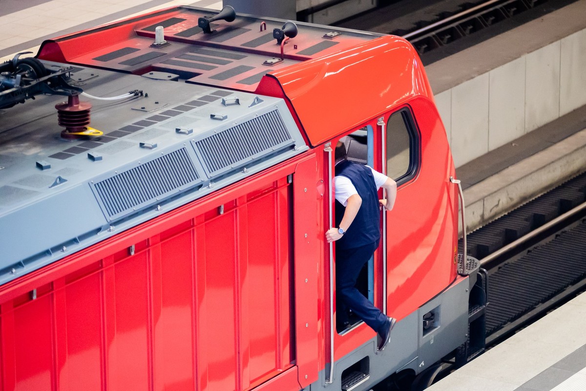ARCHIV - 20.08.2021, Berlin: Ein Lokführer steigt am Berliner Hauptbahnhof in seinen Führerstand. Die Deutsche Bahn will der Gewerkschaft Deutscher Lokomotivführer (GDL) gleich zu Beginn der Tarifverh ...