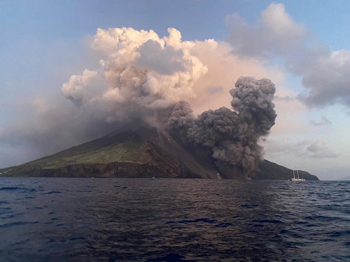 240707 -- SICILY, July 7, 2024 -- This photo taken on July 4, 2024 shows the Stromboli volcano spewing ashes in Sicily, Italy. ITALY-STROMBOLI VOLCANO-ERUPTION Xinhua PUBLICATIONxNOTxINxCHN