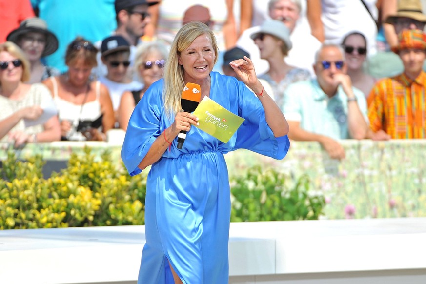 ZDF - Fernsehgarten. Moderatorin Andrea Kiwi Kiewel während der ZDF - Unterhaltungsshow Fernsehgarten am 14.08.2022 in Mainz. 20220814MWI38943 *** ZDF Fernsehgarten host Andrea Kiwi Kiewel during the  ...