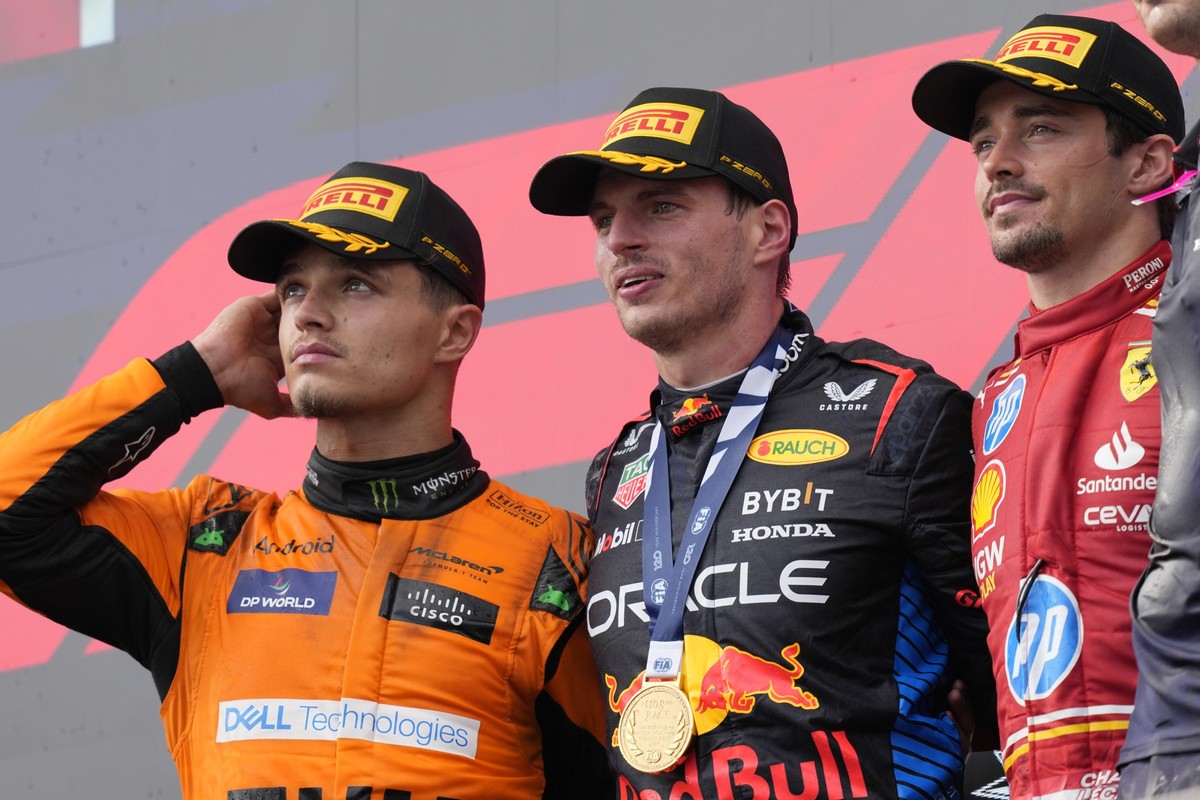 19.05.2024, Italien, Imola: Motorsport: Formel-1-Weltmeisterschaft, Großer Preis der Emilia-Romagna: Sieger Max Verstappen aus den Niederlanden vom Team Red Bull (M) wird auf dem Podium von dem zweitp ...