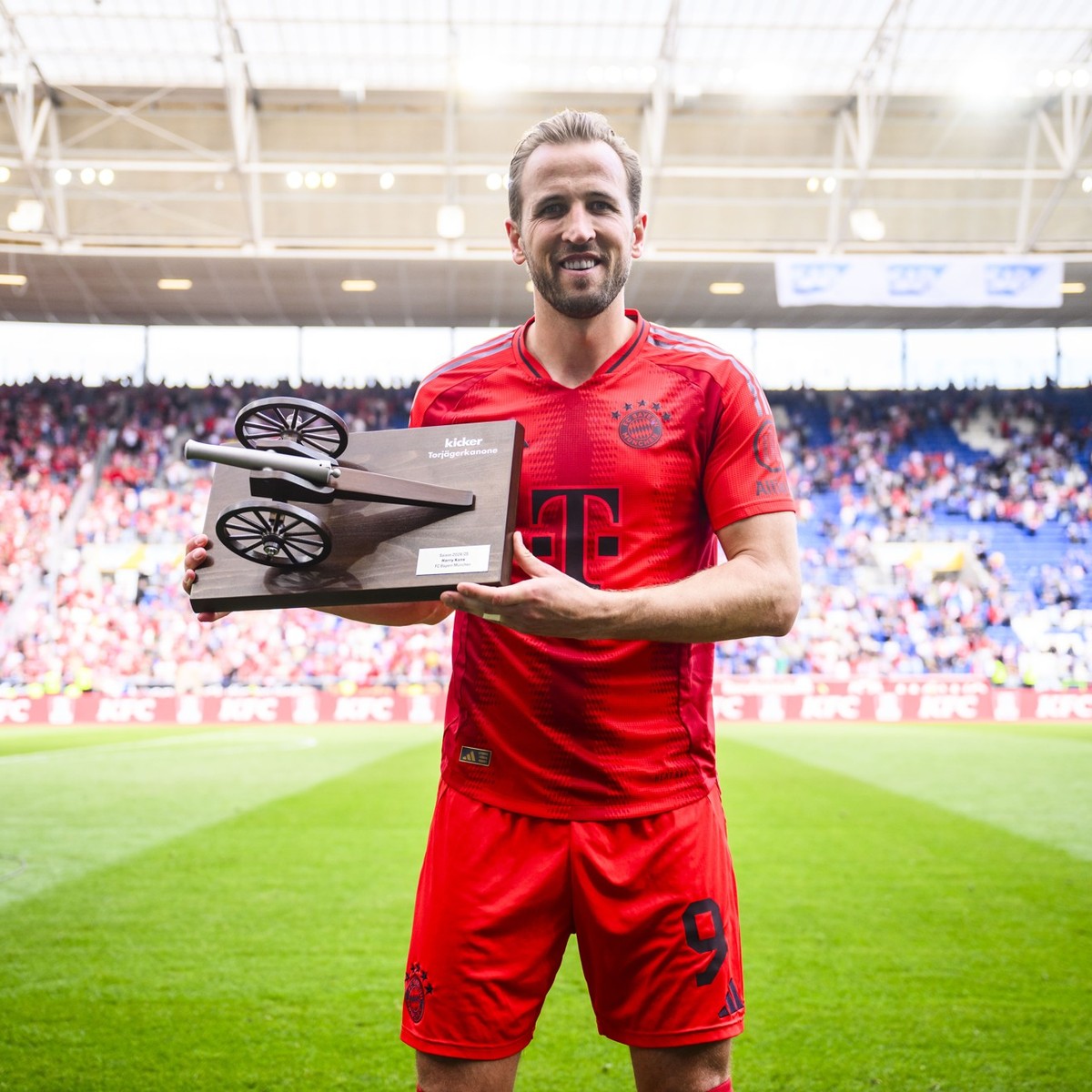17.05.2025, Baden-Württemberg, Sinsheim: Fußball: Bundesliga, TSG 1899 Hoffenheim - Bayern München, 34. Spieltag, PreZero Arena. Münchens Harry Kane steht mit der Torschützenkanone der Saison 2024/202 ...