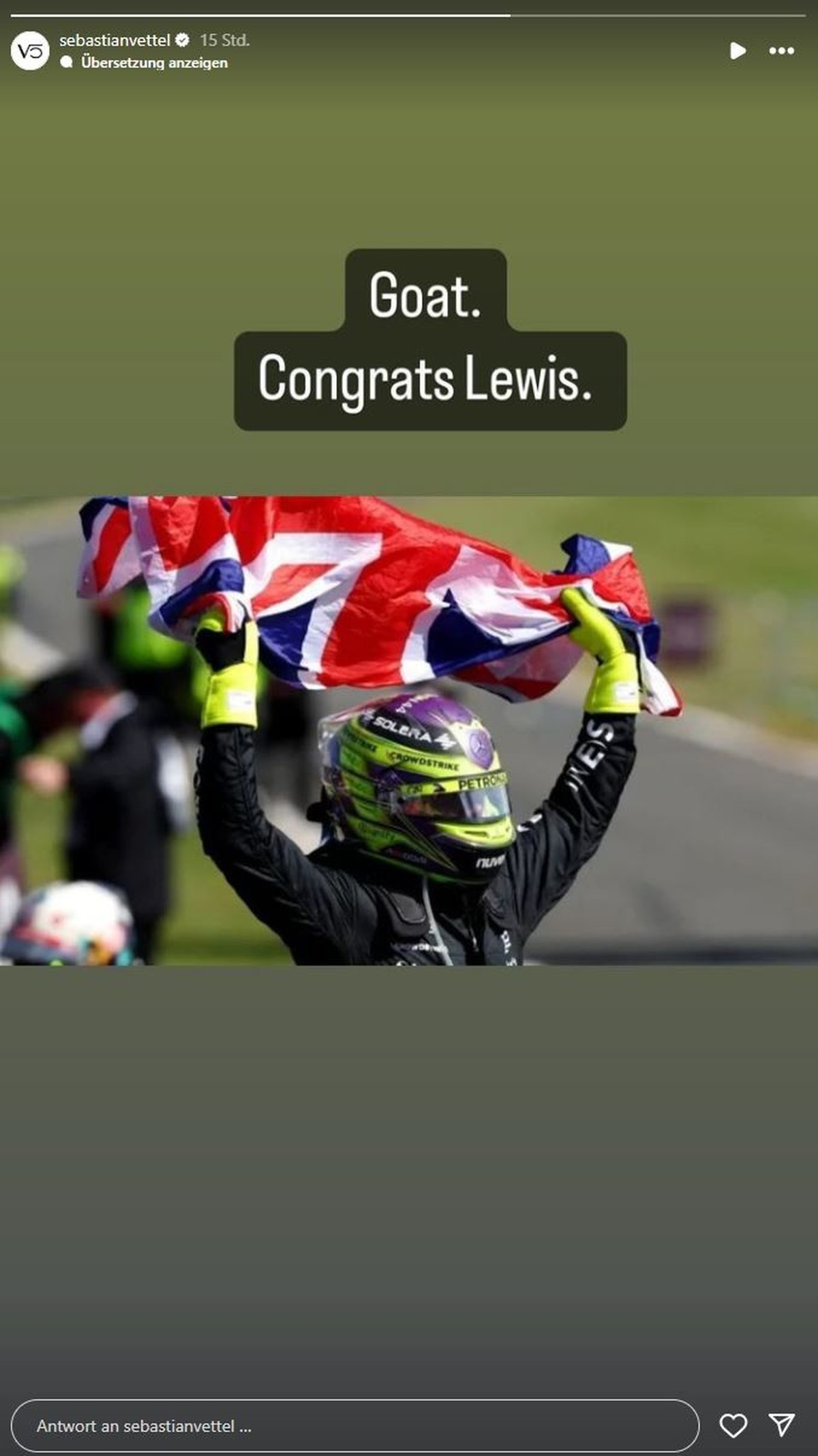 Sebastian Vettel gratuliert Lewis Hamilton zum Sieg.