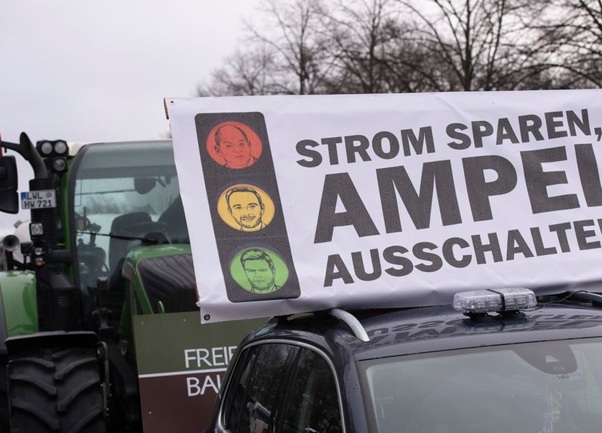 14.01.2024, Berlin: Traktoren und Fahrzeuge sind auf der Straße des 17. Juni unweit des Brandenburger Tores zu sehen. Dort findet morgen die Abschlußkundgebung der Landwirte und Speditionsunternehmen ...