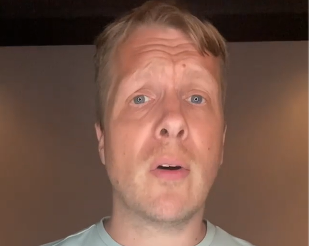 Oliver Pocher bei seiner Bildschirmkontrolle.