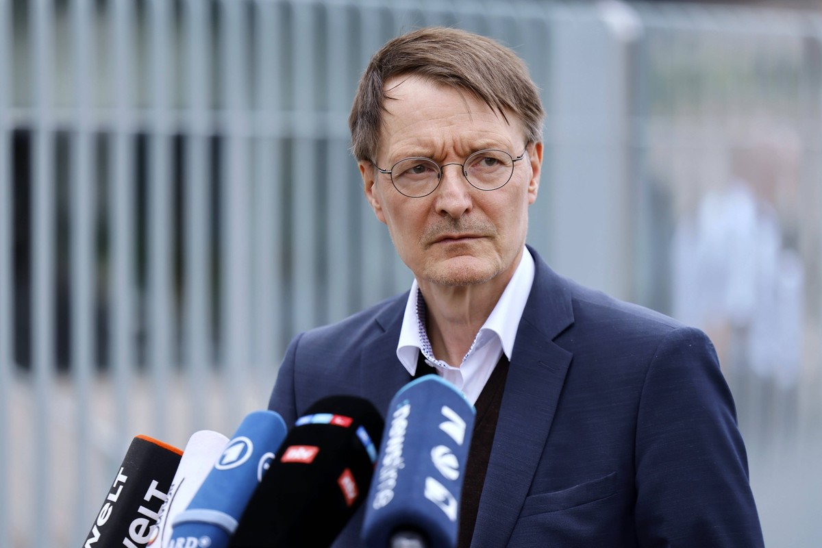 Gesundheitsminister Karl Lauterbach SPD bei einem Pressestatement vor dem Kanzleramt. Berlin, 06.07.2023 Berlin Deutschland *** Health Minister Karl Lauterbach SPD during a press statement in front of ...