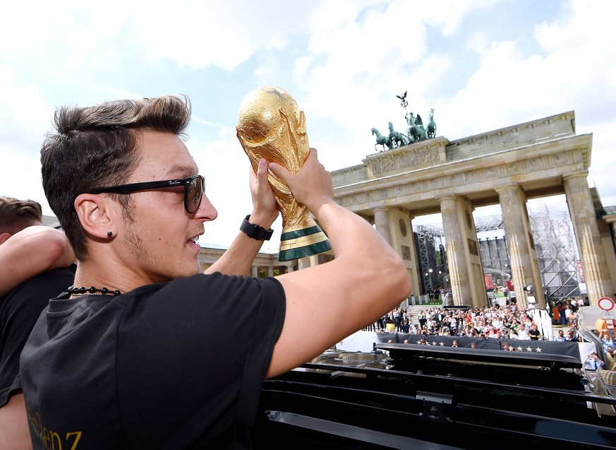 OEZIL Mesut Team Deutschland mit dem WM Pokal am Brandenburger Tor Empfang WM-Party Feier der deutschen Fussball Nationalmannschaft auf die Fanmeile am Brandenburger Tor in Berlin- Fanmeile in Berlin  ...