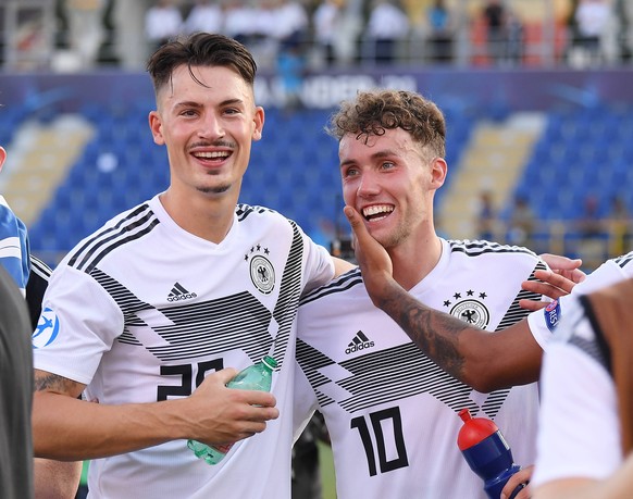 Freiburg-Connection: Robin Koch mit Luca Waldschmidt. Die beiden wurden im Sommer Vize-Europameister mit der U21. Koch spielte im Turnier allerdings nur sieben Minuten, während Waldschmidt Torschützenkönig wurde.