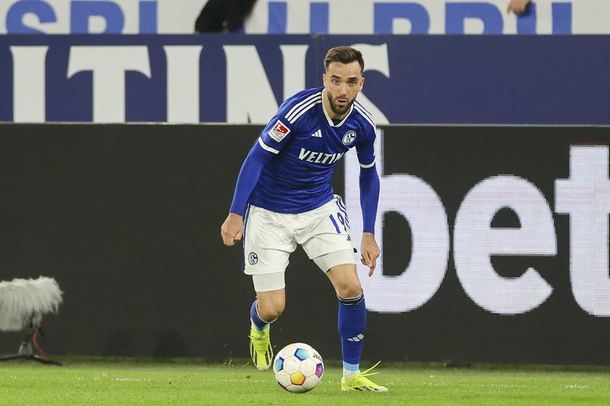 Kenan Karaman FC Schalke 04 kontrolliert den Ball, 2. Bundesliga, FC Schalke 04 vs 1. FC Nuernberg, Veltins Arena, 13.04.2024, Gelsenkirchen, Deutschland. *** Kenan Karaman FC Schalke 04 controls the  ...