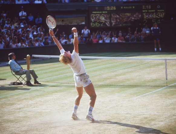 Boris BECKER, Deutschland, Tennis, Jubel von schraeg hinten, ganze Figur, die Faeuste hochgereckt, bei seinem ersten Sieg in Wimbledon; Qf.
