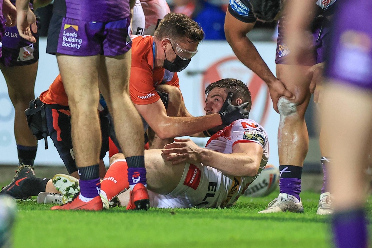 Mark Percival vom St. Helens RLFC nach einer Kopfverletzung im Spiel gegen Leeds