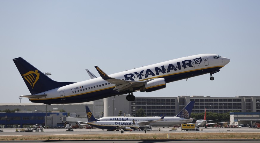 ARCHIV - 08.07.2022, Spanien, Palma: Eine Maschine der Fluggesellschaft Ryanair hebt auf dem