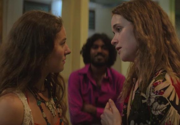 Celia und Teresa freunden sich in "Die Schlange" an.