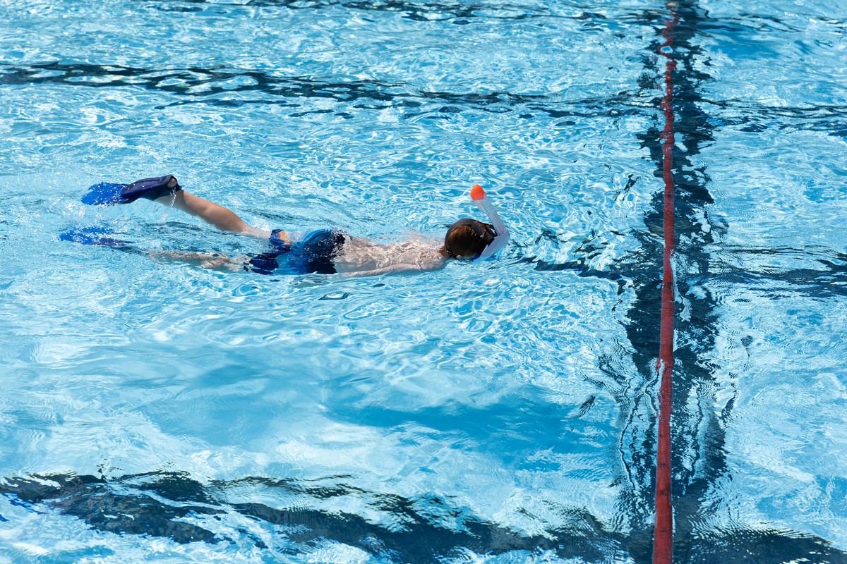 04.07.2022, Nordrhein-Westfalen, Detmold: Ein Schwimmer taucht durch das Becken im Freibad Hiddesen. In dem Freibad in Detmold wird das Wasser nicht mehr mit Gas geheizt. Die Stadt hatte angek�ndigt,  ...