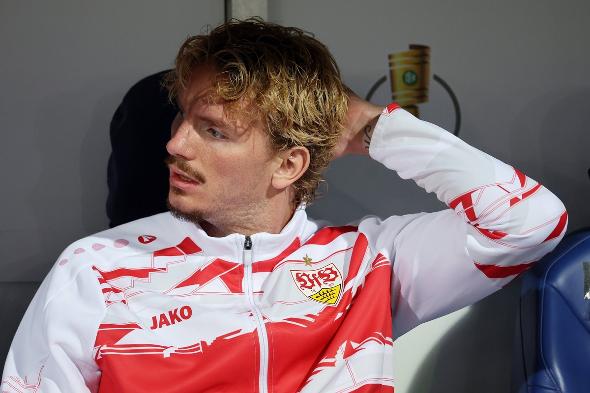Braunschweig , Fu�ball DfB-Pokal Eintracht Braunschweig vs. VfB Stuttgart, Nick Woltemade VfB auf der Ersatzbank Gem�� den Vorgaben der DFL Deutschen Fu�ball Liga ist es untersagt, in dem Stadion und/ ...