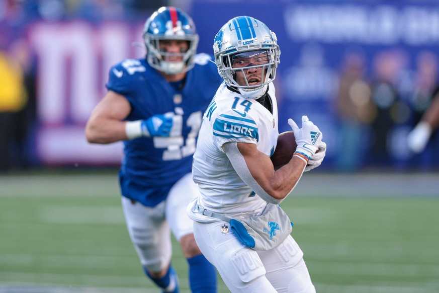 NFL, American Football Herren, USA Detroit Lions at New York Giants Nov 20, 2022 East Rutherford, New Jersey, USA Detroit Lions wide receiver Amon-Ra St. Brown 14 gains yards after the catch during th ...