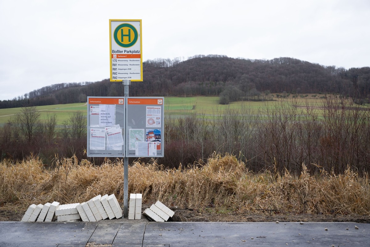 ARCHIV - 23.12.2022, Baden-Württemberg, Gruibingen: Das Schild einer Bushaltestelle ist mit einem Zettel mit der Aufschrift &quot;Diese Haltestelle wird bis auf weiteres nicht bedient&quot; beklebt. D ...