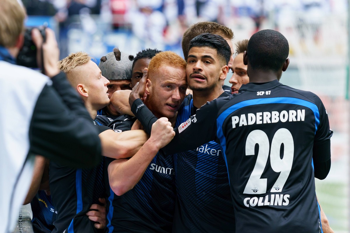 Paderborn, Germany, 12.05.2019, 2. Bundesliga 33. Spieltag, SC Paderborn 07 - Hamburger SV, Sebastian Vasiliadis (SCP) Torjubel, jubelt mit seiner Mannschaft nach treffer zum 1:0, celebrates after sco ...