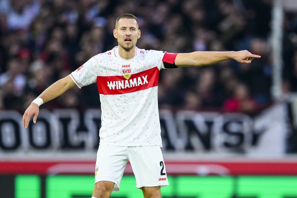11.11.2023, Baden-Württemberg, Stuttgart: Fußball: Bundesliga, VfB Stuttgart - Borussia Dortmund, 11. Spieltag, MHPArena. Stuttgarts Waldemar Anton gestikuliert. Der Abwehrchef trägt maßgeblich zum Hö ...