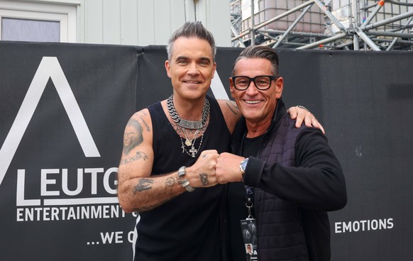 26.08.2022, M�nchen, GER, Bavaria Sounds, M�nchen, ROBBIE WILLIAMS, im Bild Robbie Williams, Klaus Leutgeb, *** 26 08 2022, Munich, GER, Bavaria Sounds, Munich, ROBBIE WILLIAMS, pictured Robbie Willia ...