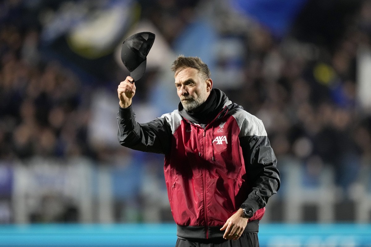 18.04.2024, Italien, Bergamo: Fußball: Europa League, Atalanta Bergamo - FC Liverpool, K.o.-Runde, Viertelfinale, Rückspiele; Stadio Atleti Azzurri d&#039;Italia. Liverpools Trainer Jürgen Klopp zieht ...