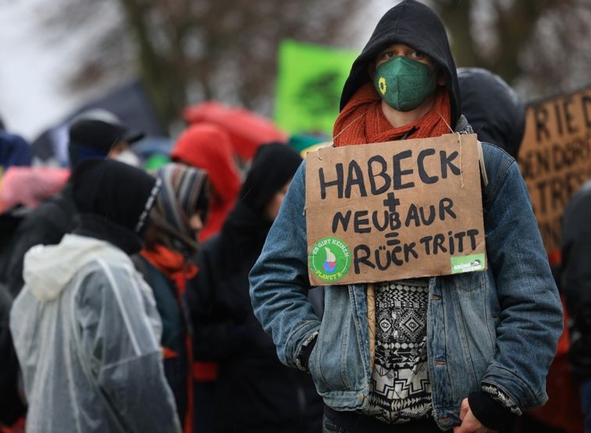 14.01.2023, Nordrhein-Westfalen, Erkelenz: &quot;Habeck + Neubaur = Rücktritt&quot; ist auf einem Schild zu lesen, das ein Demonstrant trägt. Die Demonstration von Klimaaktivisten bei Lützerath findet ...
